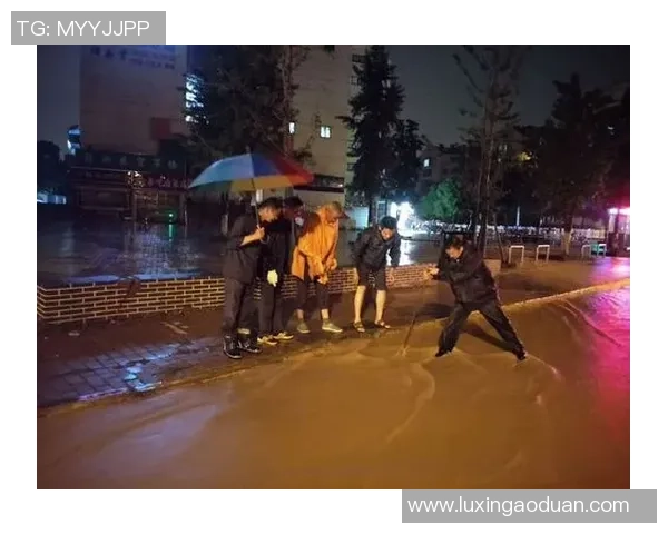 外援雨中坚守训练场 持之以恒展现不屈拼搏精神 外援雨中坚守训练场 持之以恒展现不屈拼搏精神